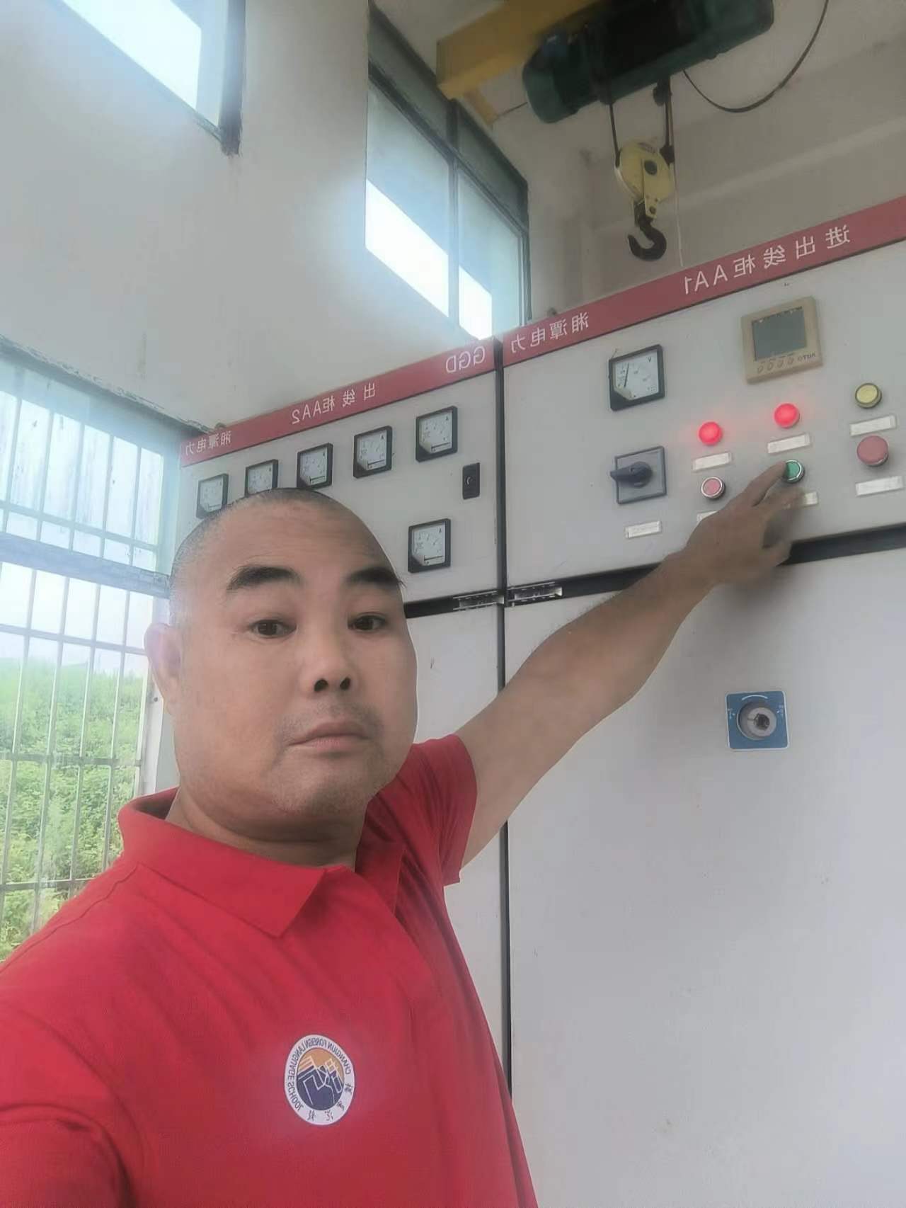 雨湖区天星大堤管理所朱俊雄值守樟树港泵站.jpg