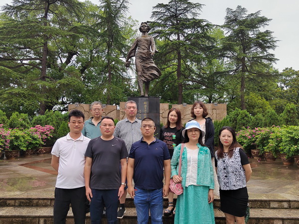 缅怀先烈铸忠诚 砥砺奋进新时代——民革株洲市石峰区工委开展爱国主义主题教育 (2)_调整大小.jpg