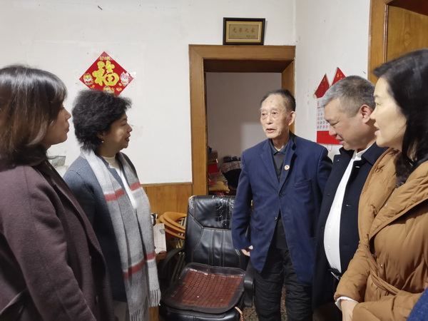 民革株洲市委会各级组织节前集中开展“博爱·牵手“新春慰问活动 (6).jpg