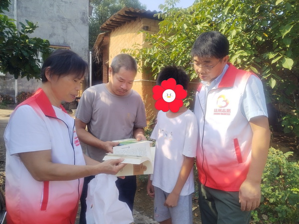 情暖双节，爱伴童心 株洲民革党员带队走访困境儿童 (1).jpg