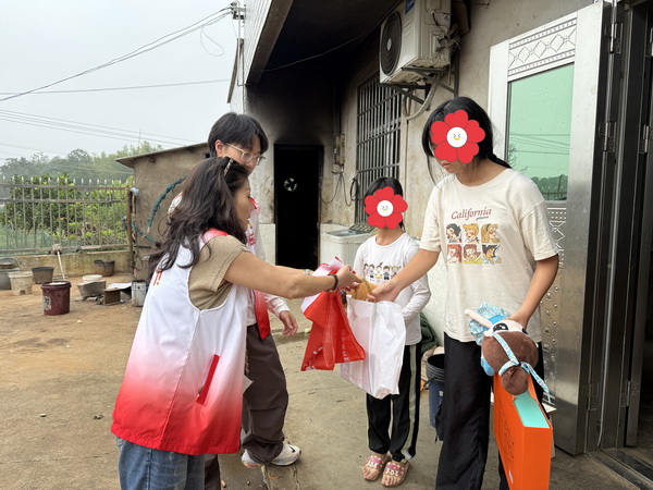 情暖双节，爱伴童心 株洲民革党员带队走访困境儿童 (3).jpg