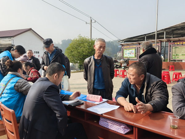 民革同心聚合力 科技健康促振兴——民革株洲市渌口区支部“一渌同心”活动走进朱亭镇浦湾村 (5).jpg