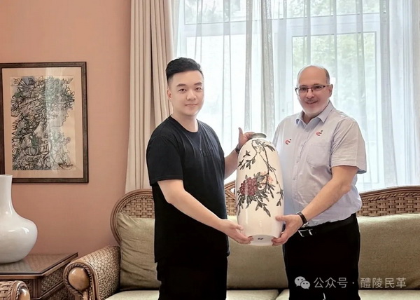 民革醴陵市四支部党员姚陈橦创作醴陵釉下五彩瓷《团结》献礼中古建交65周年 (2).jpg