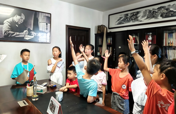 感受语言魅力，体验笔墨飞扬 株洲民革书画院会与株洲市演讲与口才学会联合组织读书会主题活动 (2).jpg