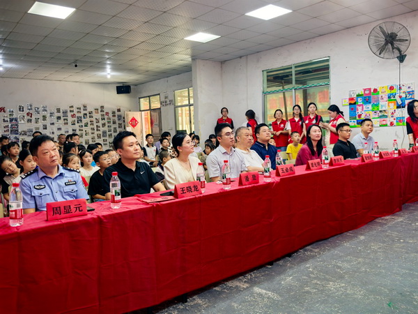 民革株洲市荷塘一支部慰问留守儿童 助力“七彩假期·情暖童心”白关书画院夏令营 (16).jpg