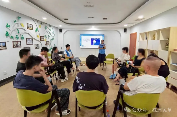 告别迷茫！株洲民革党员王辉平以职业规划为少年“导航”.png