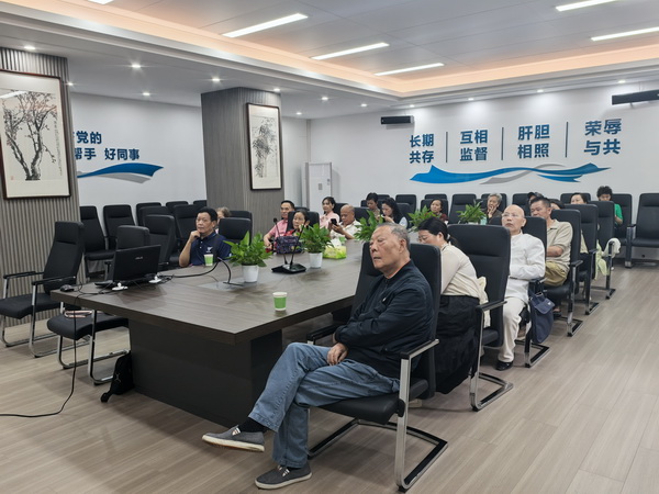 民革株洲市委会开展“三胞”亲属党员观影及慰问活动 (3).jpg 民革株洲市委会开展“三胞”亲属党员观影及慰问活动 (3).jpg