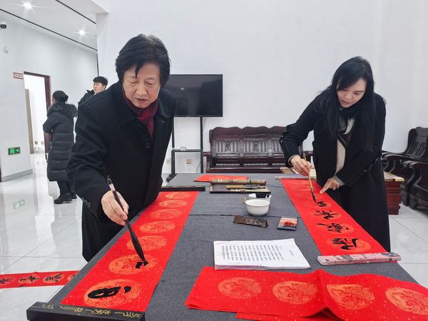 文化惠民迎新春 民革株洲市机关支部赴白莲社区开展送春联活动 (3).jpg