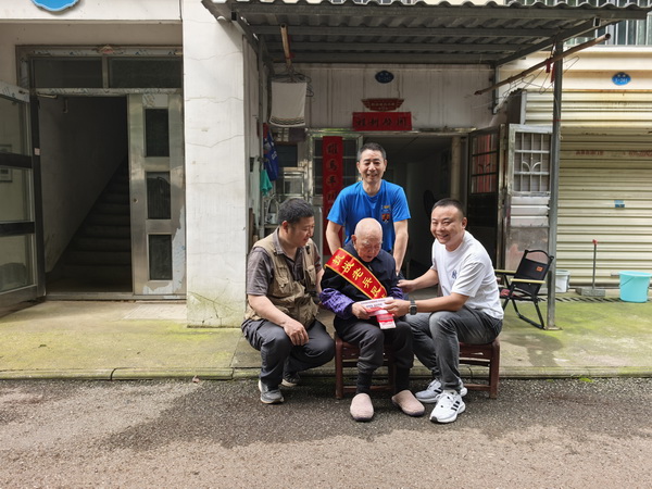 【简讯】民革株洲市委会党员代表与关爱老兵志愿者看望抗战老兵袁寿春  共庆袁老102岁寿辰 (2).jpg