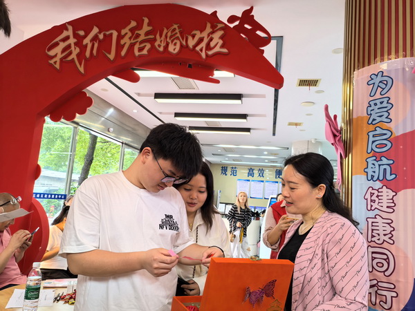 民革株洲市石峰一支部开展5.20“为爱婚检，为幸福护航”婚育新风义诊公益活动 (2).jpg