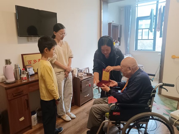 2025.09.21 尹青中秋走访慰问抗战老兵李斌.jpg