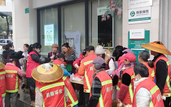 2026.01.26 民革武冈市委会组织开展腊八节公益施粥活动.png