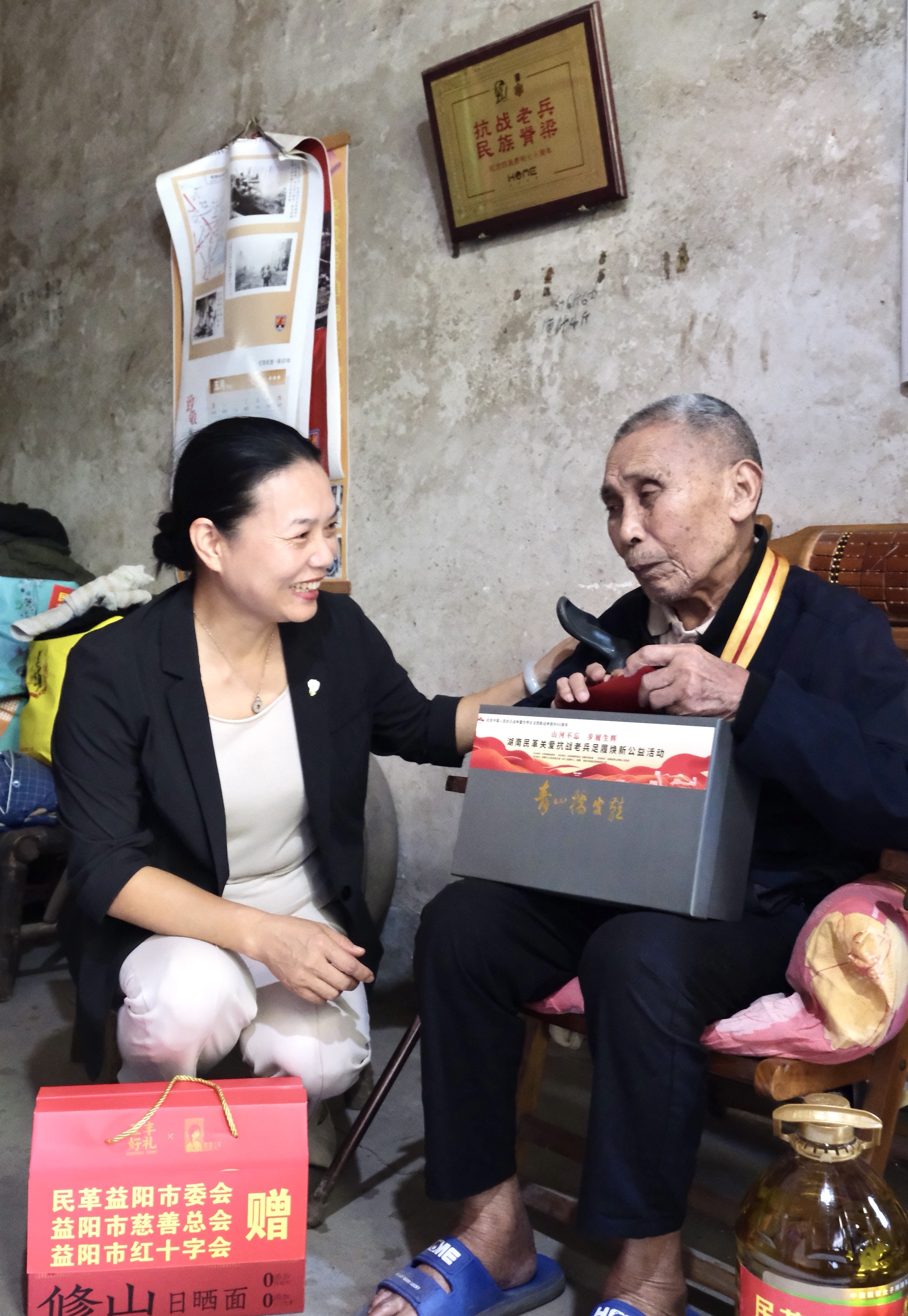 主委慰问老兵.jpg