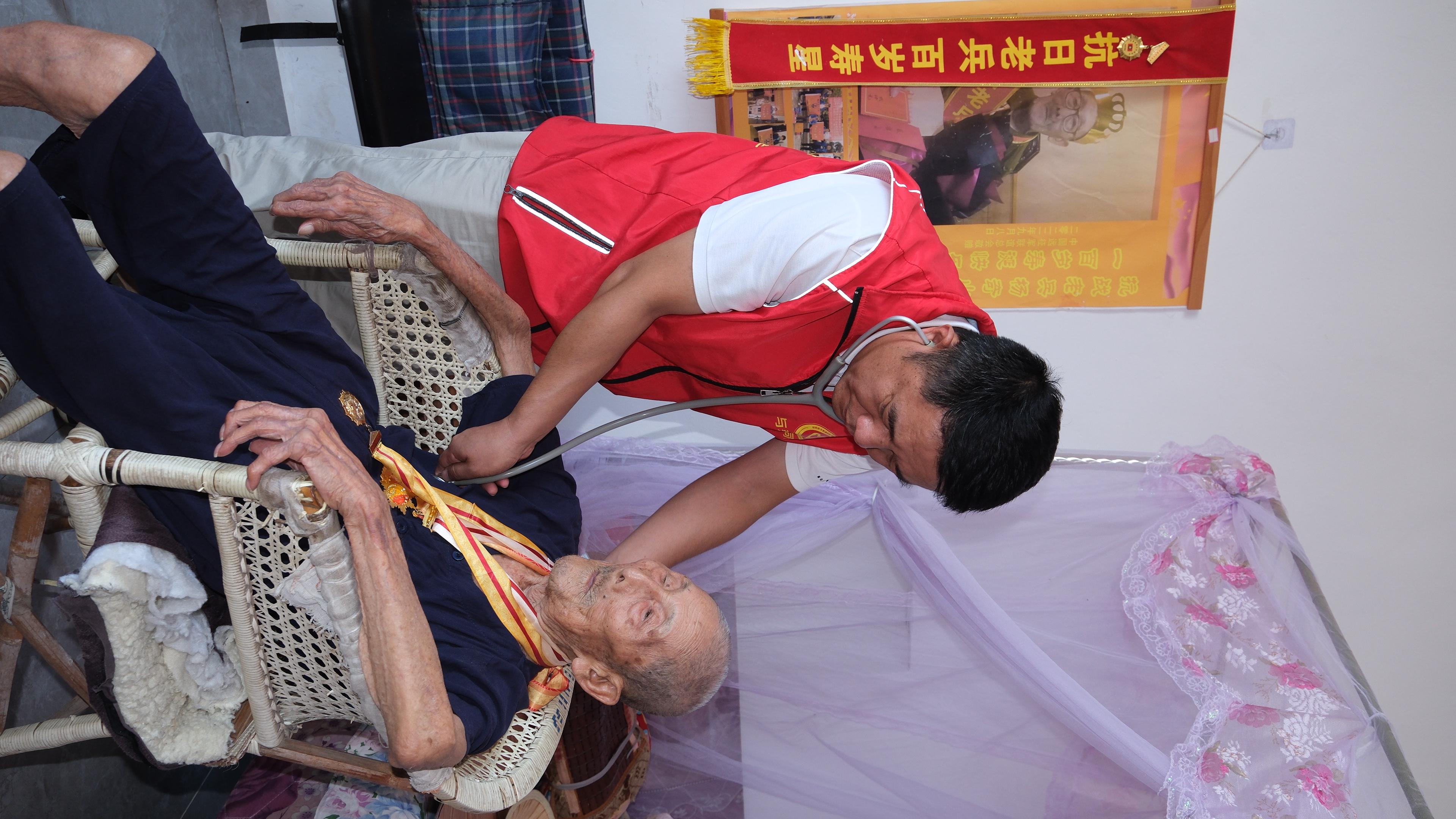 上门守护老兵健康.jpg