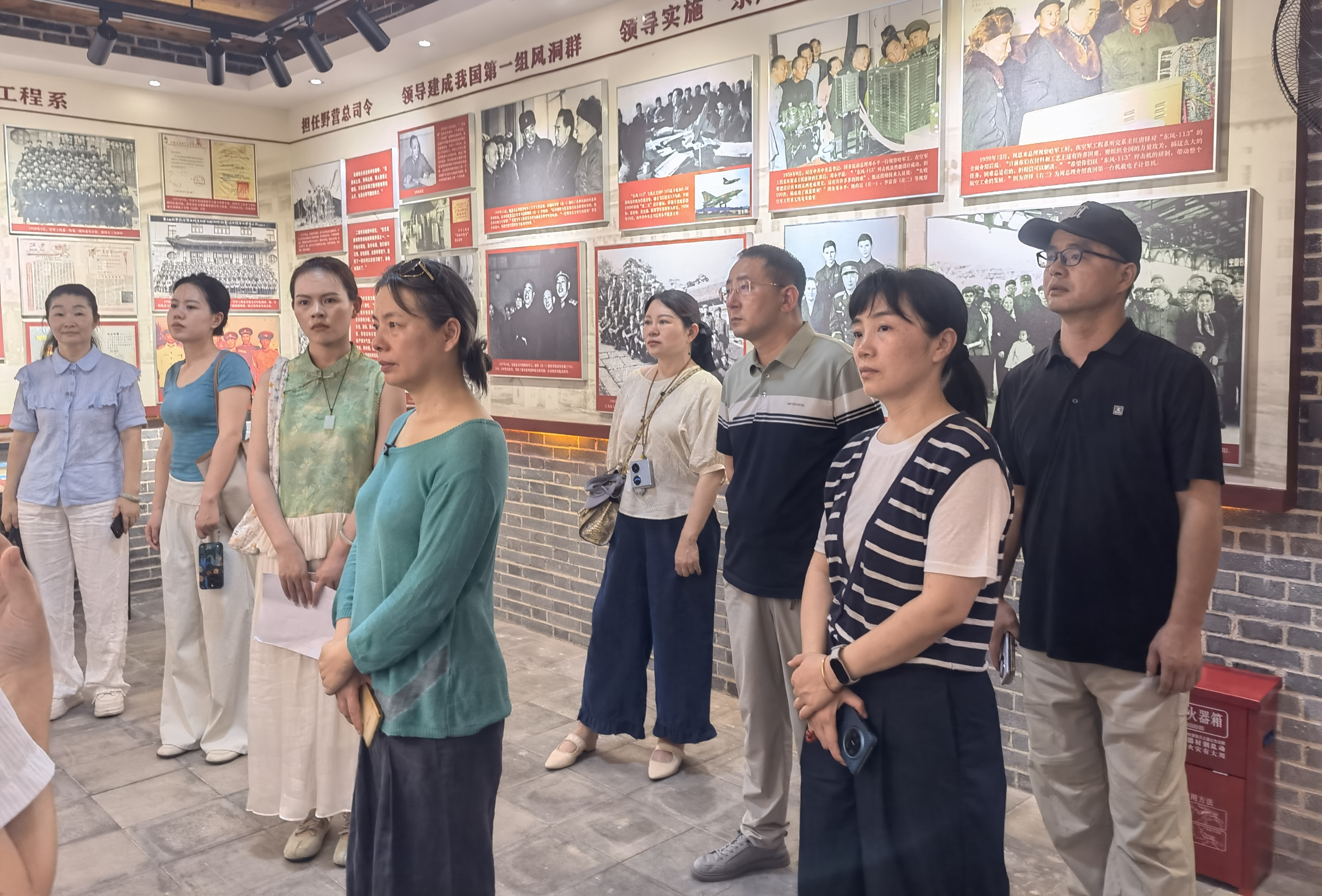参观陈列馆.jpg