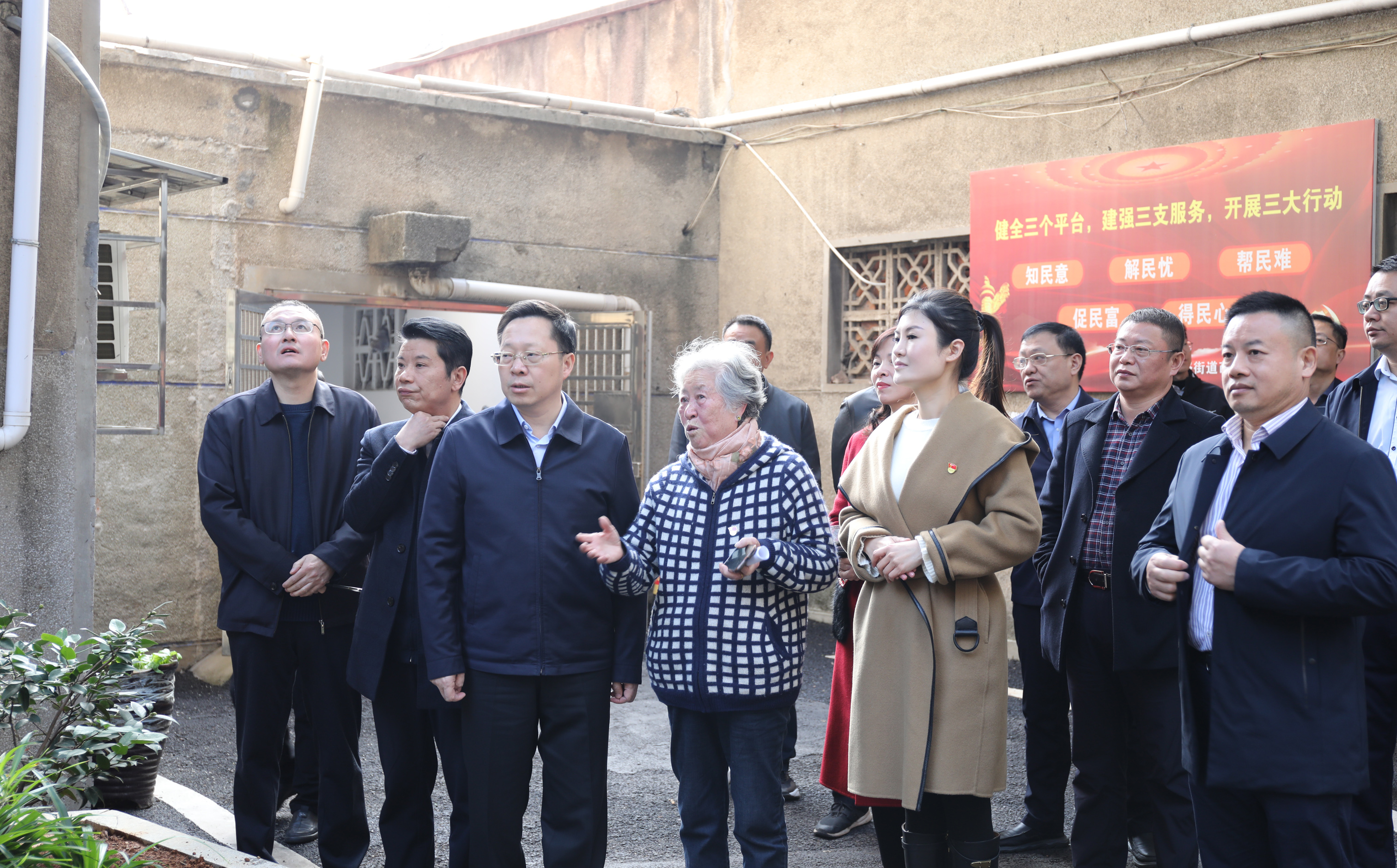 1湘潭市人大代表岳塘区第二小组到老旧小区面对面倾听群众反映问题，市人大常委会主任、党组书记李激扬以普通代表身份参加.jpg