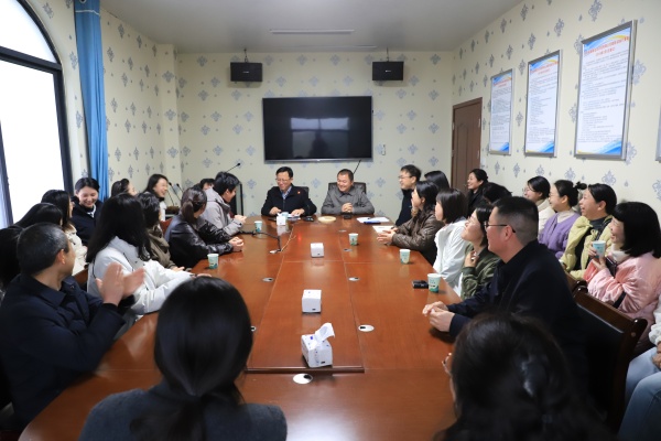 在党员企业——湖南锄勤生态农贸有限公司开展座谈_副本.jpg 在党员企业——湖南锄勤生态农贸有限公司开展座谈_副本.jpg