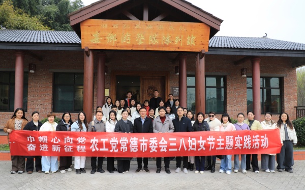 参观安乡游击队陈列馆_副本.jpg 参观安乡游击队陈列馆_副本.jpg