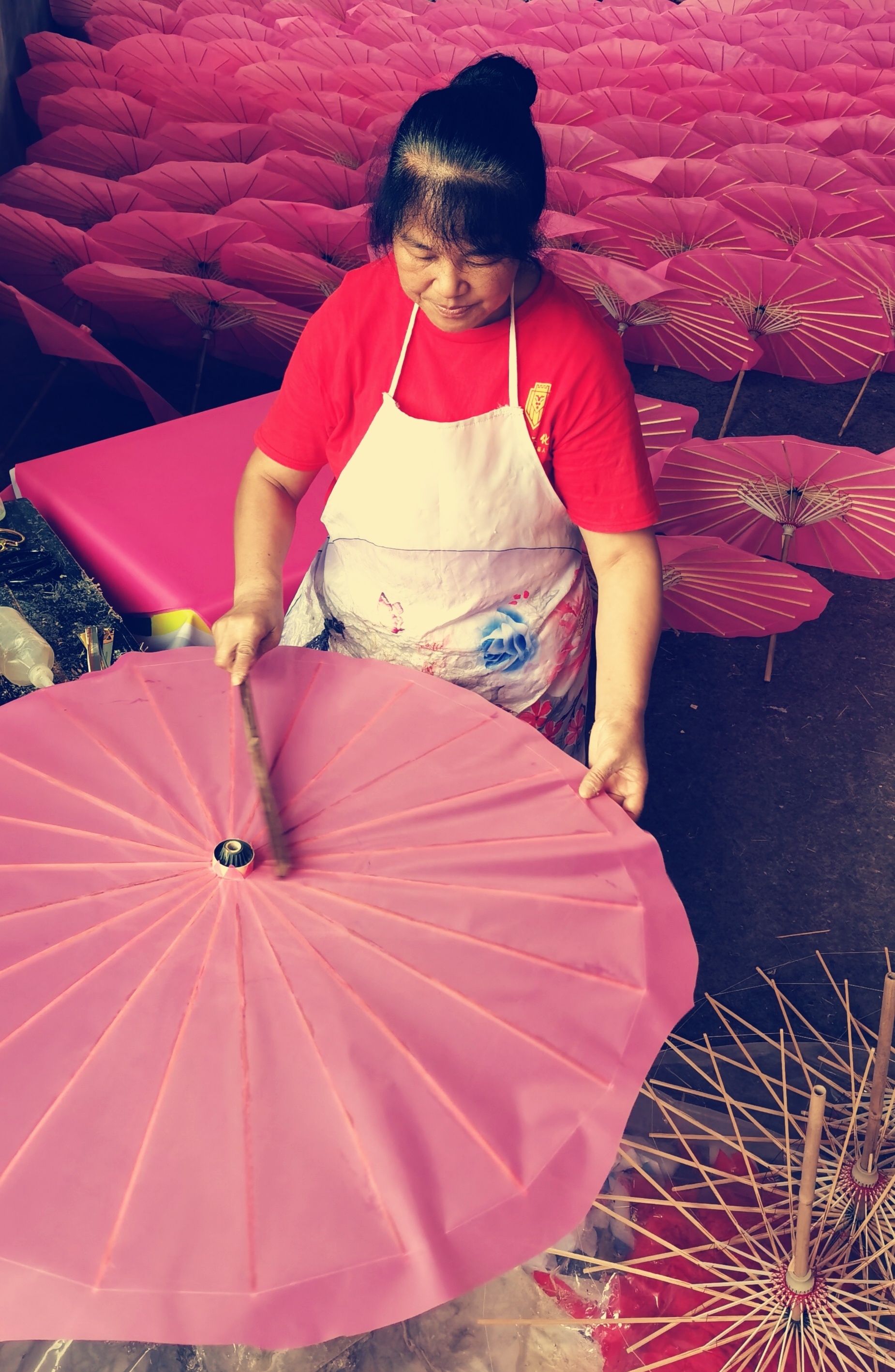 三等奖：多彩油纸伞
作者姓名：何勇
画面颜色饱满，人物动作传神，背景层叠的油纸伞很好的烘托。