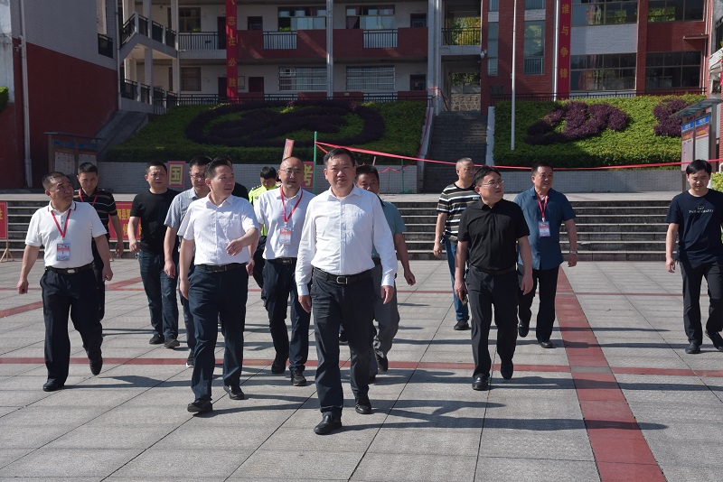 瞿晓华)6月6日,永顺县委书记彭军深入永顺一中,溪州中学高考考点