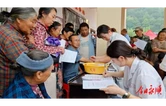 免费义诊入比溪，阳光关怀暖民心