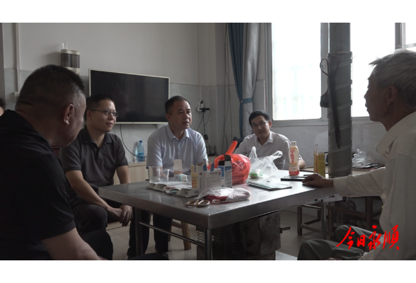 向加茂深入塔卧镇走访慰问老党员