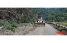 清理公路塌方保安畅