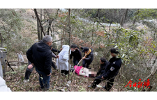 永茂镇紧急救援方石岩摔伤登山者