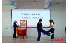 石堤镇初级中学开展土家族摆手舞非遗传承人进校园活动