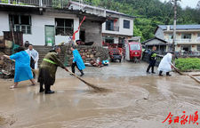 洪水退去显真情 干群同心重建家园