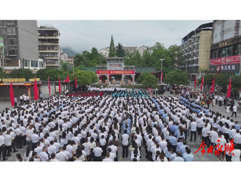 永顺烈士纪念日向人民英雄敬献花篮