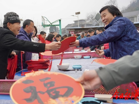 省送戏与书画下乡 县汇文科卫惠民——永顺高峰村迎来新春暖心“双重礼”