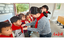 毛坝乡九年制学校举行新少先队员入队仪式