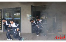 司城若云学校举行消防安全应急疏散演练