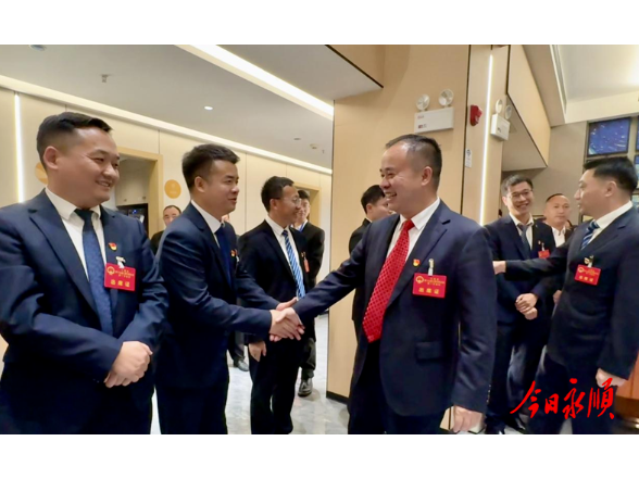 向加茂一行看望新一届人大代表