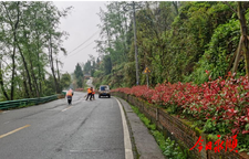 永顺县公路建设养护中心开展路域环境整治行动