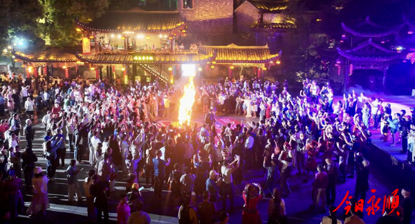 “摸泥情缘·世界狂欢”——第十三届湘西摸泥狂欢季在芙蓉镇火热开启