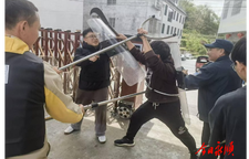 泽家镇九年制学校开展防暴与夜间消防演练活动