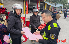 砂坝镇开展“道路交通安全进村组”宣传活动