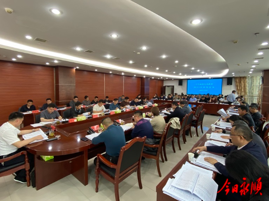 周海强主持召开永顺县十八届人民政府第93次常务会议