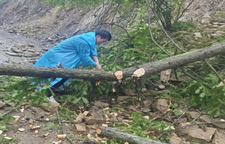 风雨中的坚守：对山乡全力应对强降雨天气