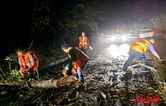 永顺县公路建设养护中心连夜清理国道G209线倒伏树木消除安全隐患