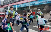 永顺：常态化开展护学值守 维护校园周边交通环境
