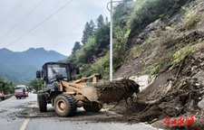 永顺县公路建设养护中心积极清理国道G209线塌方隐患保安畅