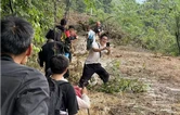记者坐直升机进去，徒步6小时出来