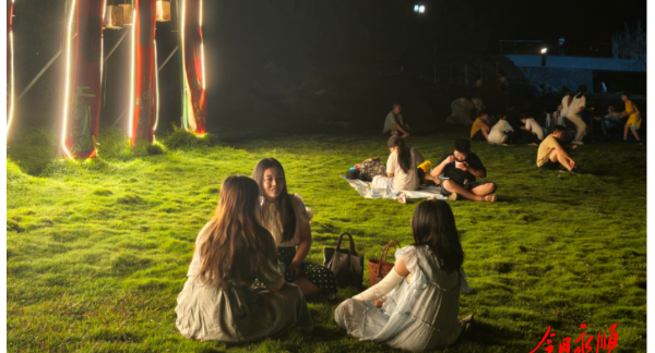 夏夜生态绿地 点亮群众休闲生活
