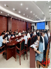 周海强主持召开永顺县十八届县人民政府第99次常务会议