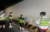 万民乡守牢高速连接线出行安全关口