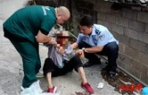 老人不慎摔倒 民警及时救助