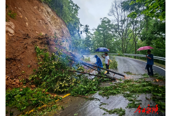风雨同舟筑堤坝，众志成城护家园 ——永顺县干群携手防汛纪实